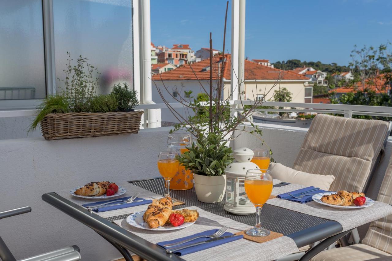 So Hvar So Good! Spacious With Terrace Apartment ฮวาร์ ภายนอก รูปภาพ