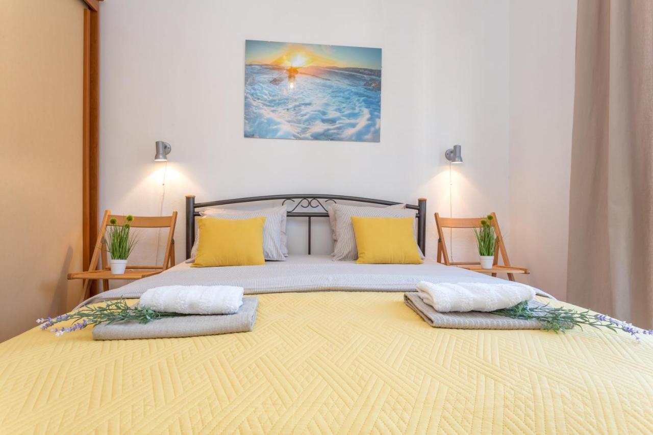 So Hvar So Good! Spacious With Terrace Apartment ฮวาร์ ภายนอก รูปภาพ